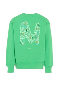 Sudadera verde con una gran "M" en la parte trasera formada por el texto repetido "MSGM" en letras blancas, azules, negras y naranjas.
