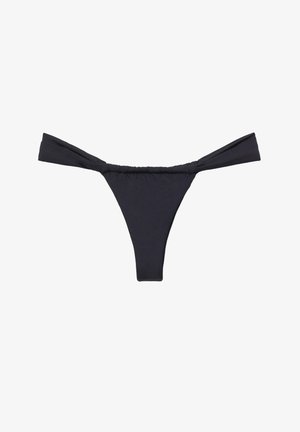 Fekete bikinialsó széles oldalkötőkkel és keskeny, magasra szabott elejjel, fehér háttér előtt.