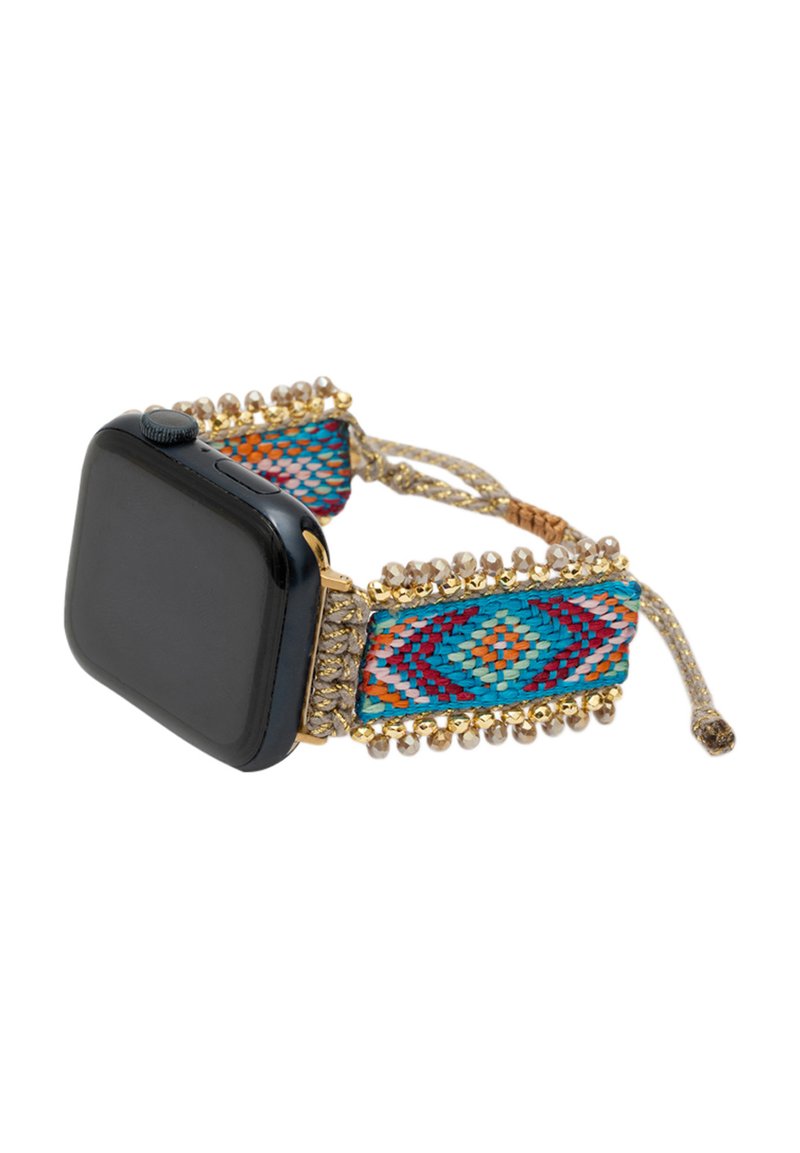 Smartwatch s černým čtvercovým ciferníkem, zdobený barevným tkaným páskem s modrými, oranžovými a červenými vzory, doplněný zlatými detaily.