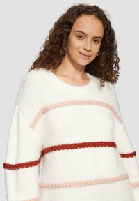 Weißer Strickpullover mit rosa und rotem horizontalen Streifen, runder Ausschnitt und lockerer Passform. Strukturiertes Gewebe mit sichtbaren Nähten.
