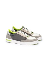 Zapatillas de hombre con una mezcla de materiales grises, blancos y verdes. Presentan una puntera perforada, paneles texturizados y una suela de goma blanca con acentos verdes.