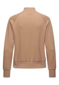 Világosbarna pulóver magas gallérral, bordás mandzsettákkal és szegéllyel. Simaszerű anyag finom textúrával és egy kis márkajelzéssel az oldalán.