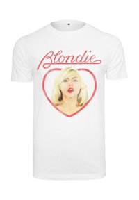 T-shirt en coton blanc avec un graphique d'un portrait de femme encadré dans un cœur rouge, avec le texte "Blondie" au-dessus en écriture cursive.
