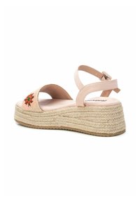 Sandalia espadrille rosa con plataforma de yute trenzado, puntera abierta y detalle de tira en el tobillo. Presenta acentos florales bordados en la parte superior.