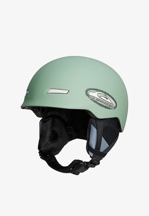 Grüner matter Helm mit einem Logo und reflektierenden Akzenten; ausgestattet mit weichem schwarzem Innenpolster und verstellbarem Kinnriemen für einen sicheren Sitz.