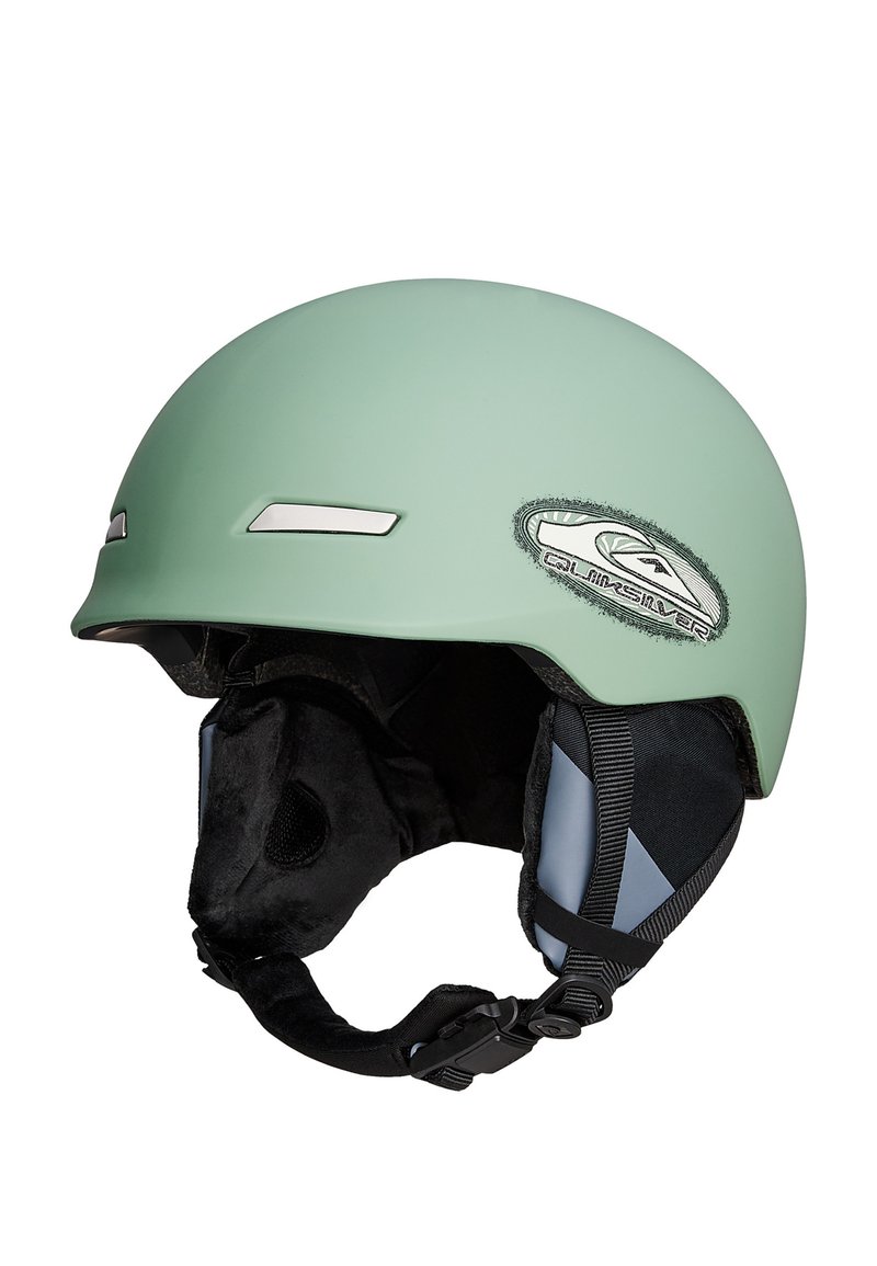 Groen matte helm met een logo en reflecterende accenten; heeft zachte zwarte binnenpadding en een verstelbare kinband voor een veilige pasvorm.
