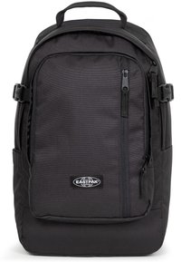 Mochila negra hecha de un tejido duradero, con un bolsillo frontal con cremallera, respaldo acolchado, correas para los hombros y un parche con el logo de Eastpak.