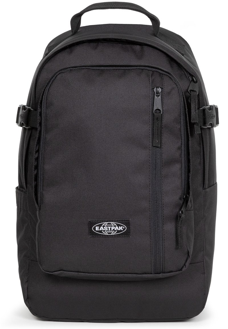 Mochila negra hecha de un tejido duradero, con un bolsillo frontal con cremallera, respaldo acolchado, correas para los hombros y un parche con el logo de Eastpak.