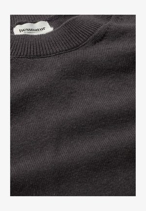 Grijze gebreide trui met een geribbelde ronde hals en een zachte textuur, voorzien van een wit label met de merknaam aan de binnenkant van de kraag.