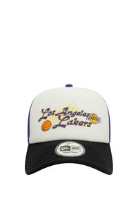 Weißer und schwarzer Baseballcap mit lila Akzenten, versehen mit dem "Los Angeles Lakers"-Logo und einem Basketball-Design; verstellbare Passform; strukturierter Schirm.