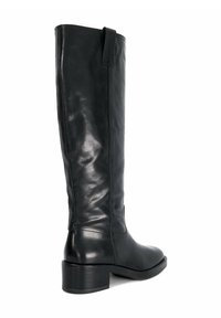 Bottine noire en cuir, haute jusqu'au genou, avec une texture lisse, un bout arrondi, un talon bas empilé et une sangle à l'arrière pour un enfilage facile.