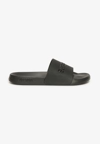 Zwarte slidesanbals gemaakt van synthetisch materiaal, met een brede band met verhoogde tekstbranding en een platte, getextureerde zool voor grip.