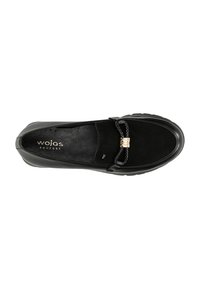 Scarpa slip-on in pelle nera con un davanti in camoscio, dettagli intrecciati e un piccolo accento dorato. Texture liscia e design con punta arrotondata.