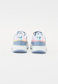 Sneakers in mesh blu con suola bianca, caratterizzati da un accento iridescente lucido sul tallone. Branding visibile sul retro. Finitura testurizzata.