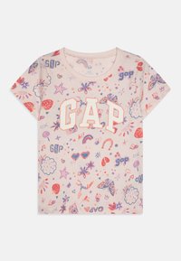 Pale rožinė trumpomis rankovėmis marškinėliai su daugiaspalvėmis žaismingomis raštais, kurių centre ryškiomis baltomis raidėmis užrašyta "GAP".