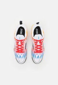 Zapatillas deportivas con una parte superior de malla blanca, cordones rojos y un diseño degradado que presenta acentos en naranja, rosa, azul y negro.