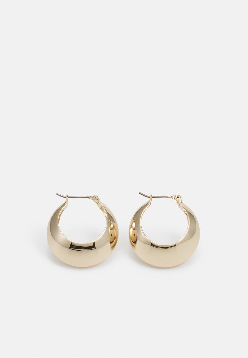 Brincos de argola em ouro com um design liso e arredondado, com um acabamento brilhante. Possuem um fino pino de metal para um fecho seguro.