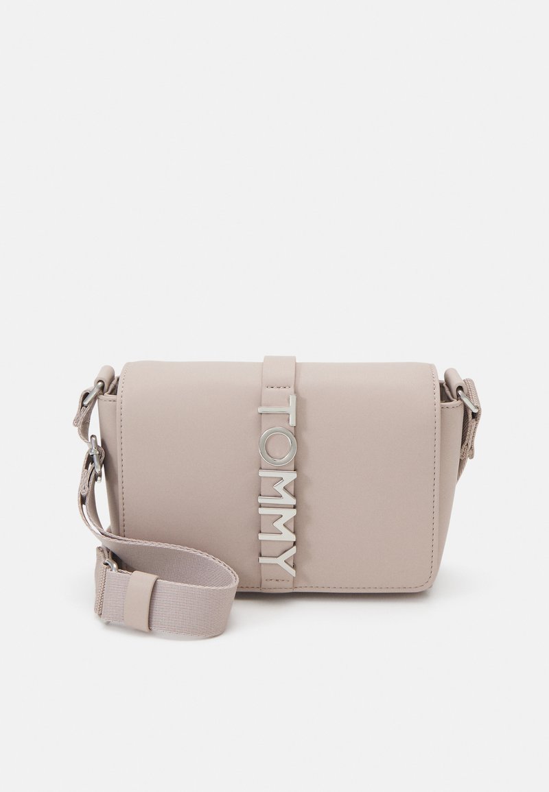 Tommy Jeans CITY BOLD FLAP CROSSOVER - Taška s příčným popruhem - drifty dunes