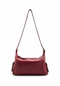 Bolso de hombro de cuero rojo con forma estructurada, una correa ajustable y compartimentos con cremallera. Presenta una textura lisa y herrajes mínimos.