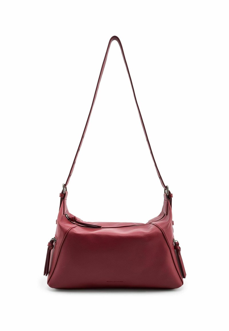Bolso de hombro de cuero rojo con forma estructurada, una correa ajustable y compartimentos con cremallera. Presenta una textura lisa y herrajes mínimos.