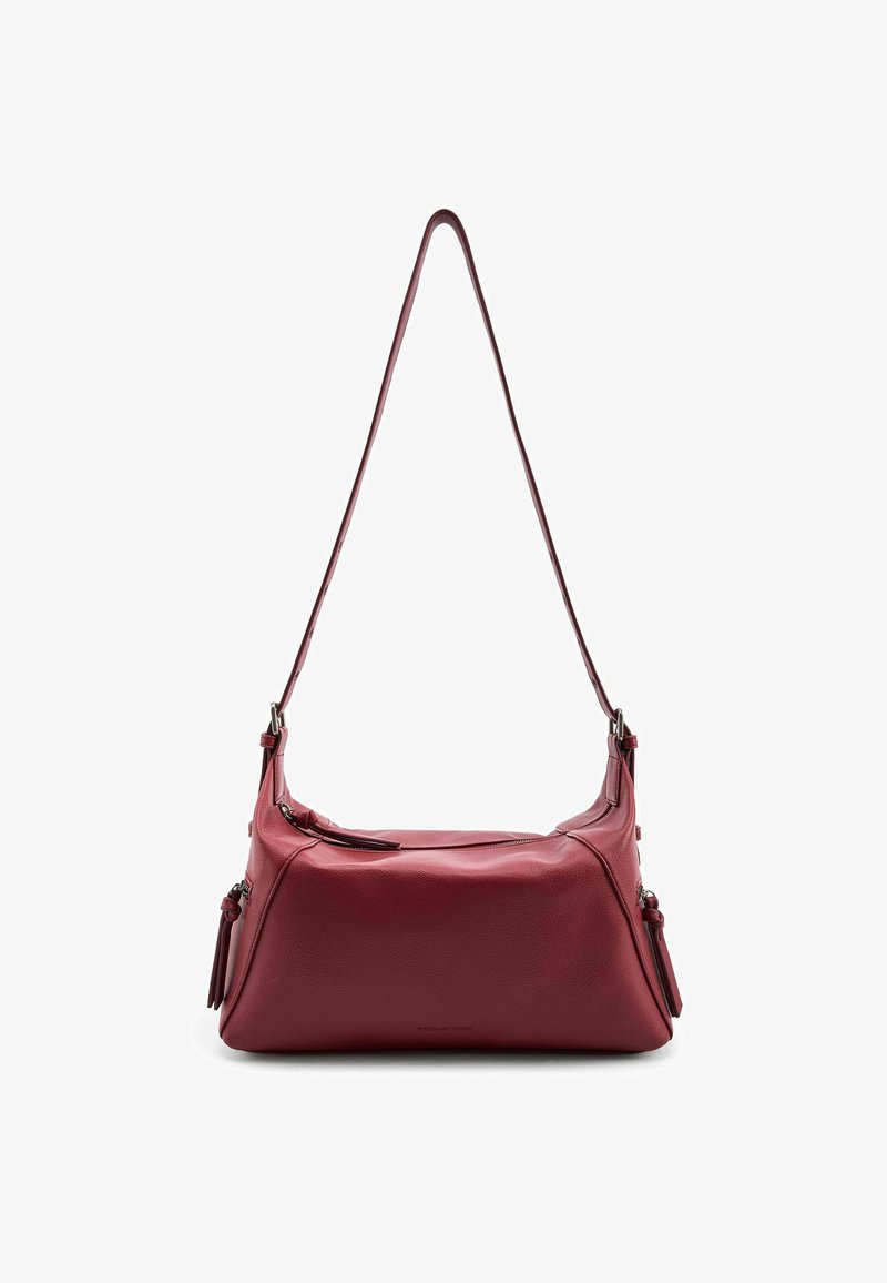 Bolso de hombro de cuero rojo con forma estructurada, una correa ajustable y compartimentos con cremallera. Presenta una textura lisa y herrajes mínimos.