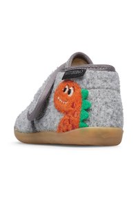 Szare buty z filcu z pomarańczową aplikacją dinozaura, zielonymi kolcami i szarym paskiem. Gumowa podeszwa i miękka tekstura dla komfortu.