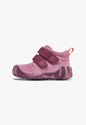 Chaussures roses pour enfants avec une tige en tissu texturé, deux brides réglables et une semelle en caoutchouc arborant un motif ludique.