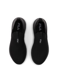 Svarta slip-on skor med en andningsbar mesh-övre, texturerad tyg och Fila-logotyp på tungan. Rund tå och dämpade sulor.
