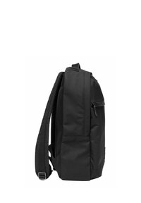 Sac à dos noir avec une forme structurée, fabriqué en tissu durable. Dispose d'une poche à zip sur le côté et de bretelles rembourrées pour le confort.