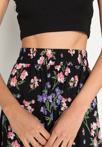 Pieces PCKAITLYN MIDI SKIRT - Saia evasé - black/blue