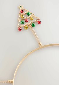 Goldene Drahtkopfbedeckung mit einer federnd befestigten Umriss eines Weihnachtsbaums, dekoriert mit roten, grünen und gelben Glöckchen.