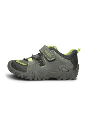 Scarpa da trekking grigia con accenti verdi, materiali in suede e mesh, cinturino in Velcro, suola in gomma testurizzata e punta rinforzata.