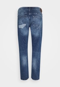 Mörkblå denimjeans med en klassisk rak passform, med en mjuk textur, två bakfickor och subtila blekningar.