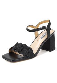 Sandal con tacco quadrato nero e tomaia intrecciata. Presenta una texture glitterata, cinturino alla caviglia e interno imbottito.