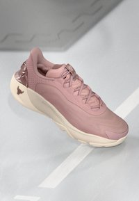 Under Armour PROJECT ROCK 8 - Zapatillas de entrenamiento - tourmaline pink/stone/maroon mist
