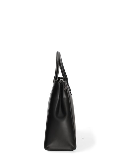 Borsa tote in pelle nera con un design strutturato, base piatta e due manici. Presenta una chiusura con zip e una texture liscia.