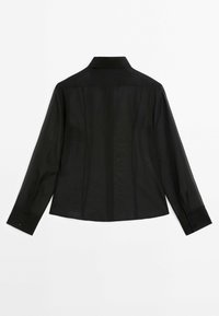 Musta läpikuultava paita pitkillä hihoilla, viistolla kauluksella ja napillisilla hihansuilla. Tässä on sileä tekstuuri ja hienovarainen sävyttävä kuvio kankaassa.