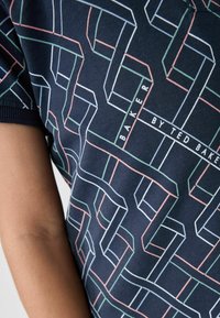 Námornícka košeľa s krátkym rukávom s geometrickým vzorom v pastelových farbách, s nápisom "BAKER BY TED BAKER" v bielej farbe na prednej strane.