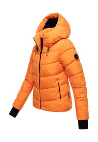 Vadderad orange jacka med huva, med svarta accenter, framdragkedja och sidofickor. Ärmsluten har inbyggda tumhål.