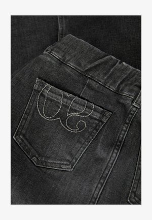 Schwarze Jeans aus Denim mit strukturierter Oberfläche, ausgestattet mit einer Gesäßtasche, die mit grauem Gestick in einem spiralförmigen Design verziert ist.
