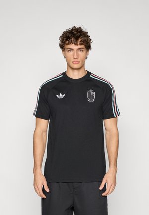 T-shirt de sport noir à manches courtes, avec trois bandes horizontales bleu sarcelle et rose sur les épaules et un petit logo sur la poitrine.