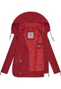 Chaqueta con capucha roja y exterior texturizado, con cierre frontal de cremallera, bolsillos laterales y forro interior acolchado. Presenta parches de la marca y capucha con cordón.