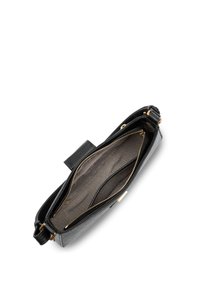 Sac à main en cuir noir avec un extérieur texturé, fermeture éclair et un intérieur spacieux en tissu gris comportant plusieurs compartiments.