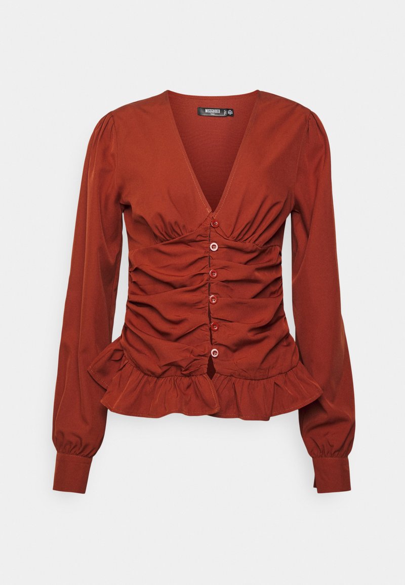 Blusa longa vermelha de mangas compridas com um decote em V profundo, design frontal franzido, botões e uma bainha com babados. Tecido suave com silhueta ajustada.