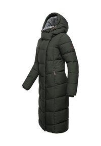 Ilgas tamsiai žalias pūkinis paltas su aptemptu dizainu, dideliu gobtuvu, priekine užtrauktuku ir dviem šoninėmis kišenėmis su minkštu, tekstūruotu pamušalu.