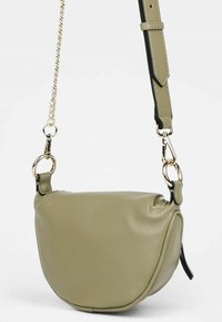 Borsa a tracolla verde in pelle con forma curvata, caratterizzata da una tracolla in catena dorata e chiusura con zip. Texture liscia con dettagli minimi.