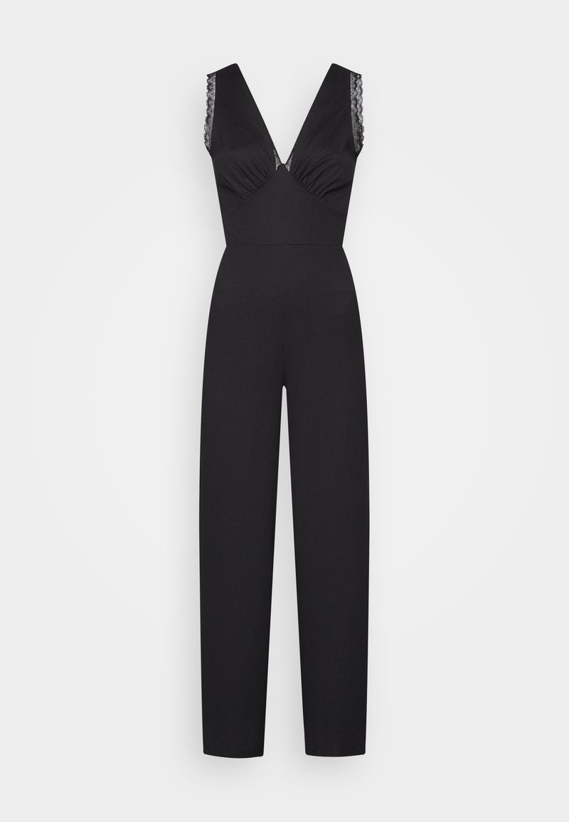 Schwarzer Jumpsuit mit tiefem V-Ausschnitt, Spitze am Träger und weiten, geraden Beinen; aus einem strukturierten Stoff gefertigt.
