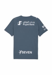 Camiseta deportiva gris de manga corta, con estampados de logotipos en blanco de Riyad Bank y SEVEN. Textura suave y diseño de ajuste relajado.