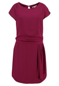 Mauve-Kleid mit kurzen Ärmeln, Rundhalsausschnitt, Taillengürtel und einer Faltenstruktur auf einer Seite für zusätzlichen Textur. Glatte Stoffoberfläche.