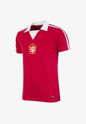 Rode voetbalkleding met een witte kraag en v-hals, voorzien van een geel en rood embleem met een leeuwontwerp. Effen kleur met korte mouwen.